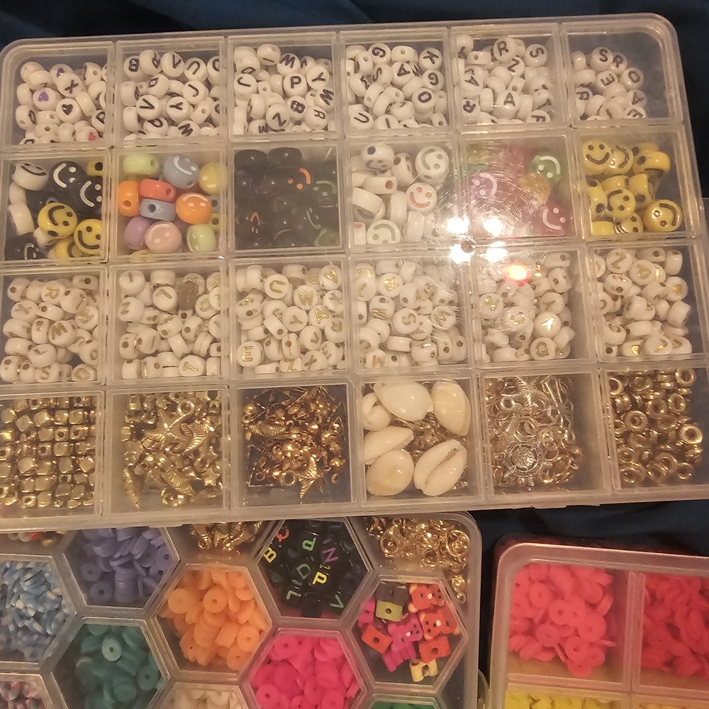 4 Sets Of Colorful Beads With Organizers - Picture 5 of 8